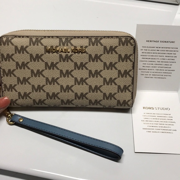 *SOLD* Michael Kors wristlet - Picture 1 of 7
